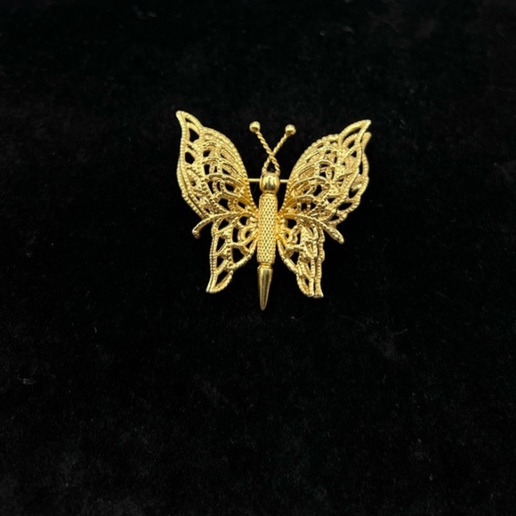 VINTAGE MONET BUTTERFLY BROOCH Pin Gold Tone 3D Double Filigree Textured - Picture 1 of 4